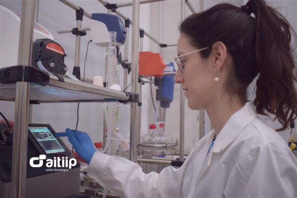 Investigadora de Aitiip, centro tecnológico especializado en innovación y ciencia, operando un equipo de análisis con pantalla táctil en laboratorio de investigación industrial. Investigadora de Aitiip, centro tecnológico especializado en innovación y ciencia, operando un equipo de análisis con pantalla táctil en laboratorio de investigación industrial.