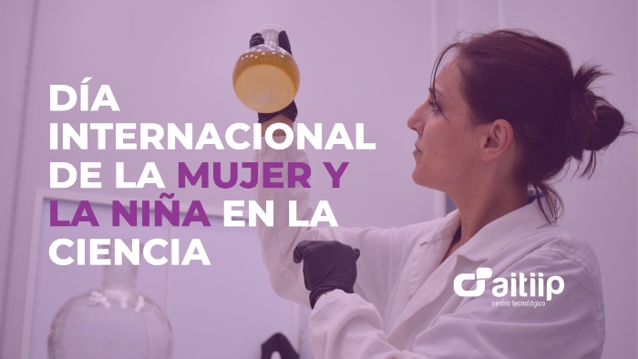Investigadora de Aitiip, centro tecnológico referente en innovación y ciencia, analizando un matraz con solución líquida durante una jornada del Día Internacional de la Mujer y la Niña en la Ciencia.