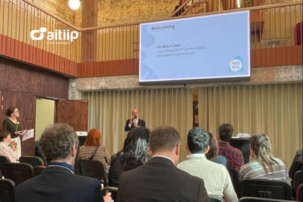 Asistentes escuchan una ponencia durante el NEB Matchmaking Event, un encuentro internacional centrado en innovación, colaboración y networking entre organizaciones y profesionales del ecosistema tecnológico europeo. Asistentes escuchan una ponencia durante el NEB Matchmaking Event, un encuentro internacional centrado en innovación, colaboración y networking entre organizaciones y profesionales del ecosistema tecnológico europeo.